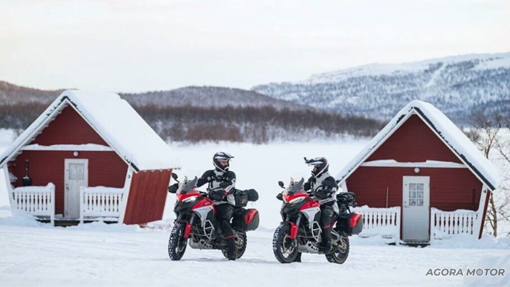 Multistrada V4 S 2023 na neve.