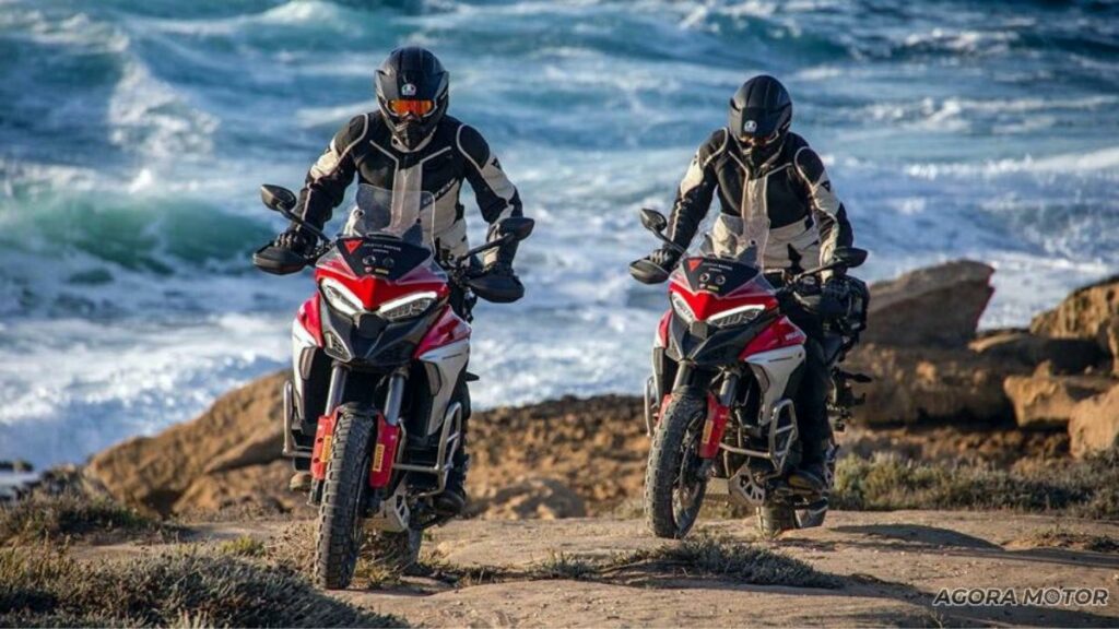Multistrada V4 S 2023 na praia.