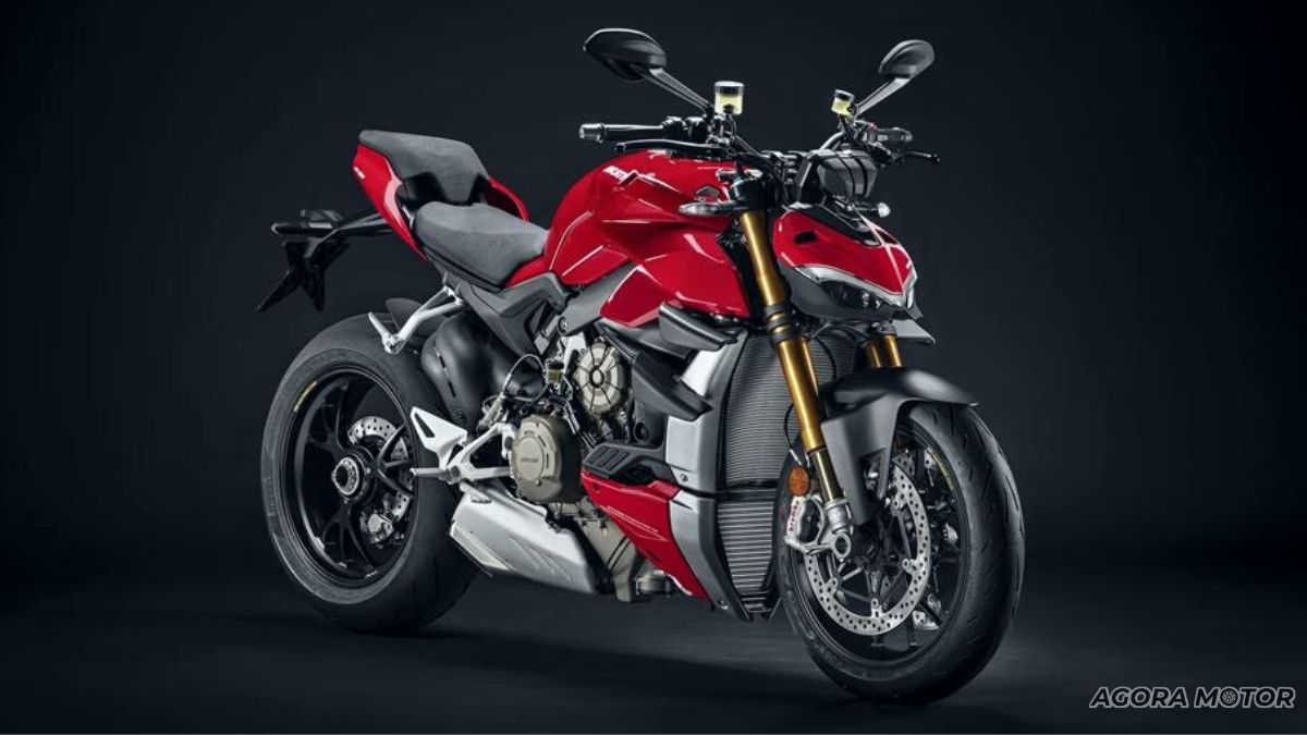 Streetfighter V4 S 2023 Em diagonal, na cor vemelha.