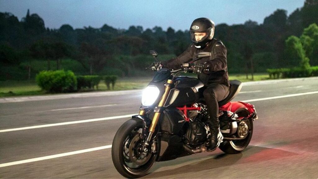 Diavel pegando uma estrada.