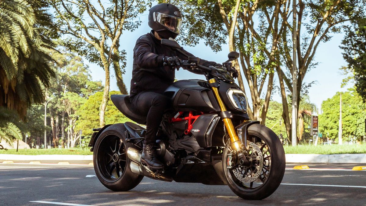 Diavel 1260 S 2023 sendo pilotada.