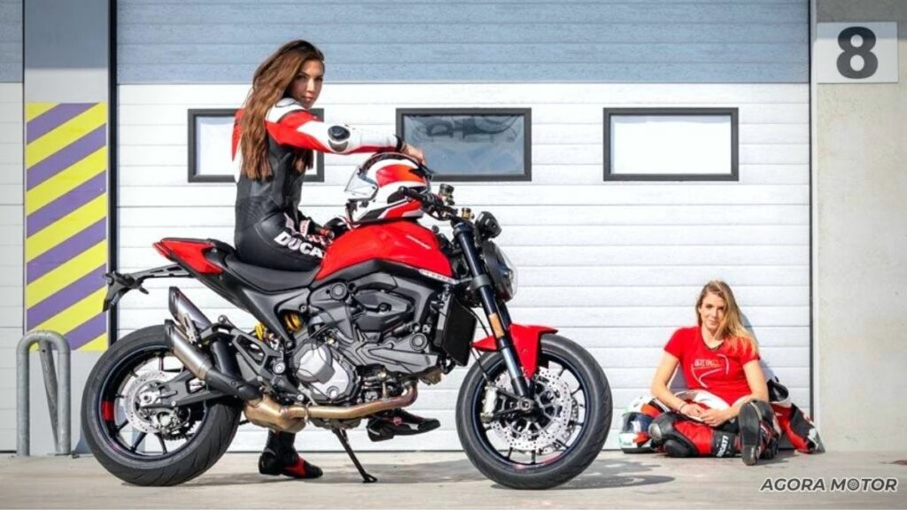 Mulher segurando uma Monster 937 2023.
