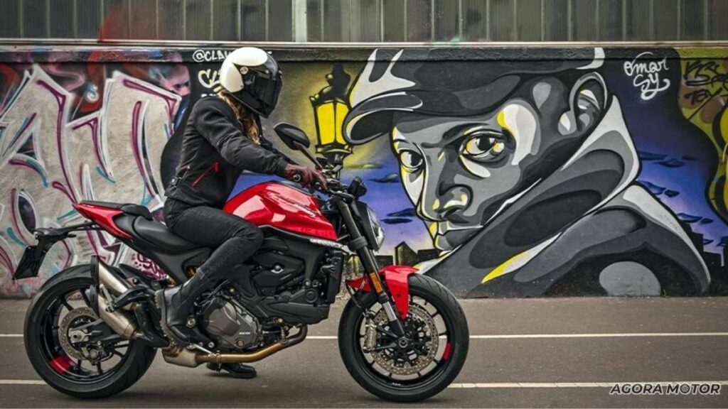 Monster 937 2023 na rua.