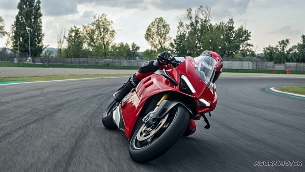 Panigale V4 na curva.