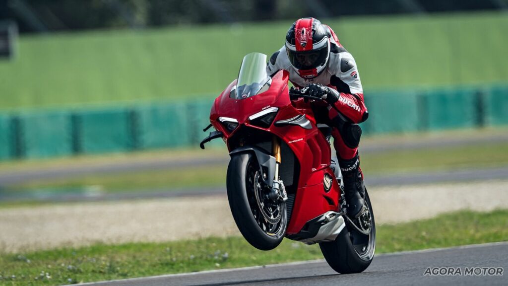 Empinando a Ducati Panigale V4 2023.