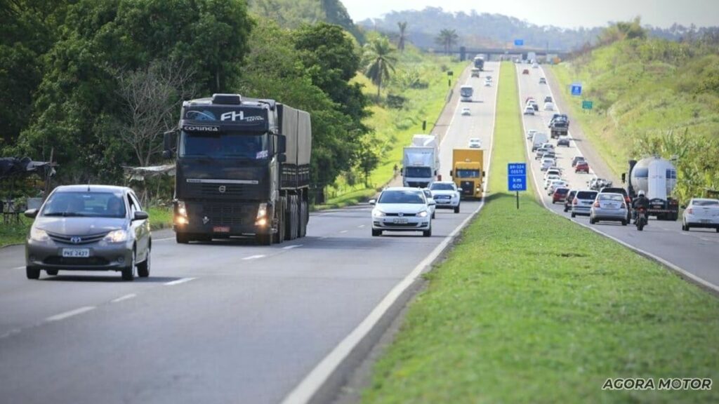 Foto de uma estrada com veículos.