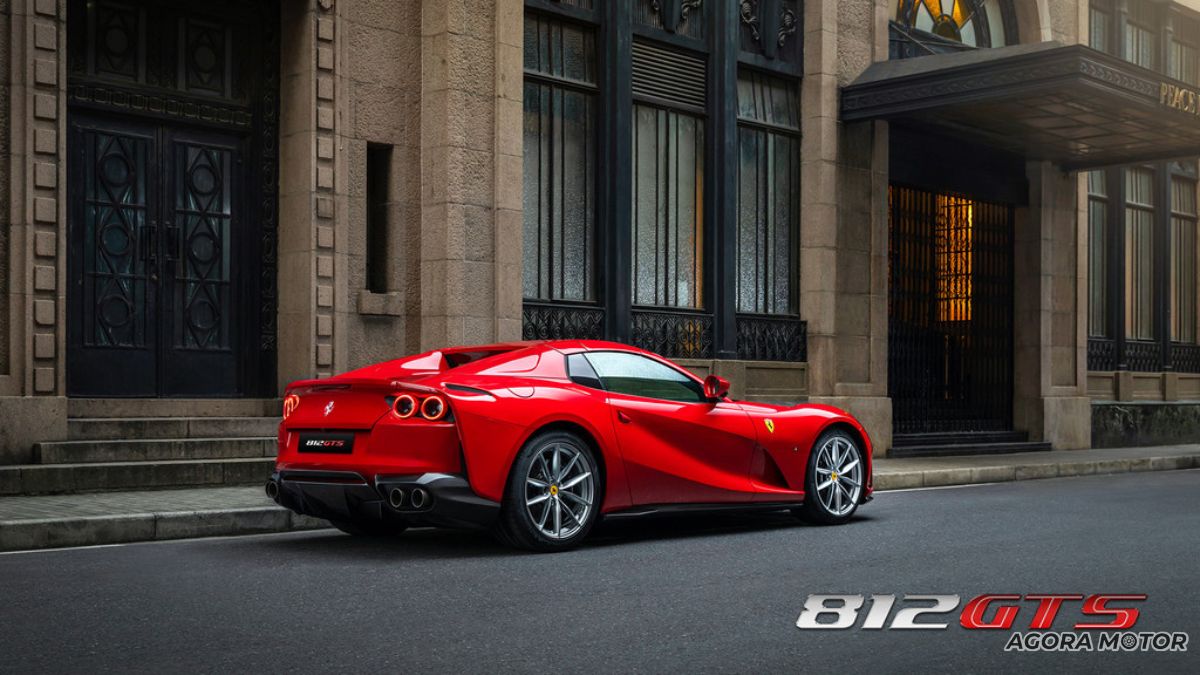 Ferrari 812 GTS 2023 vermelha.