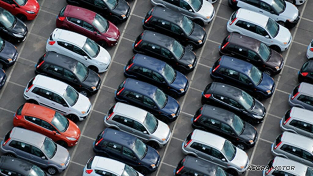 Pátio de carros de leilão.