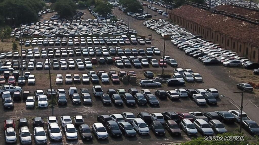 Pátio enorme de carros para leilão.