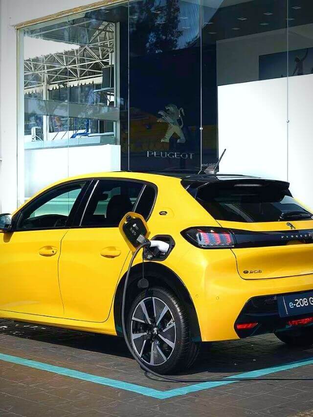 Peugeot e-208 amarelo.