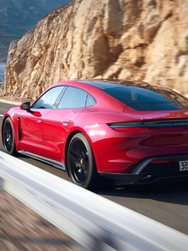 Taycan vermelho, acelerando.