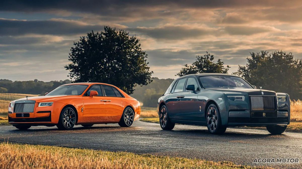 Dois Rolls-Royce Phantom 2023 na foto.