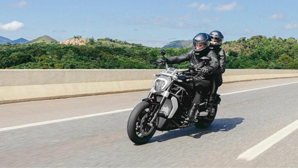 XDiavel na estrada.