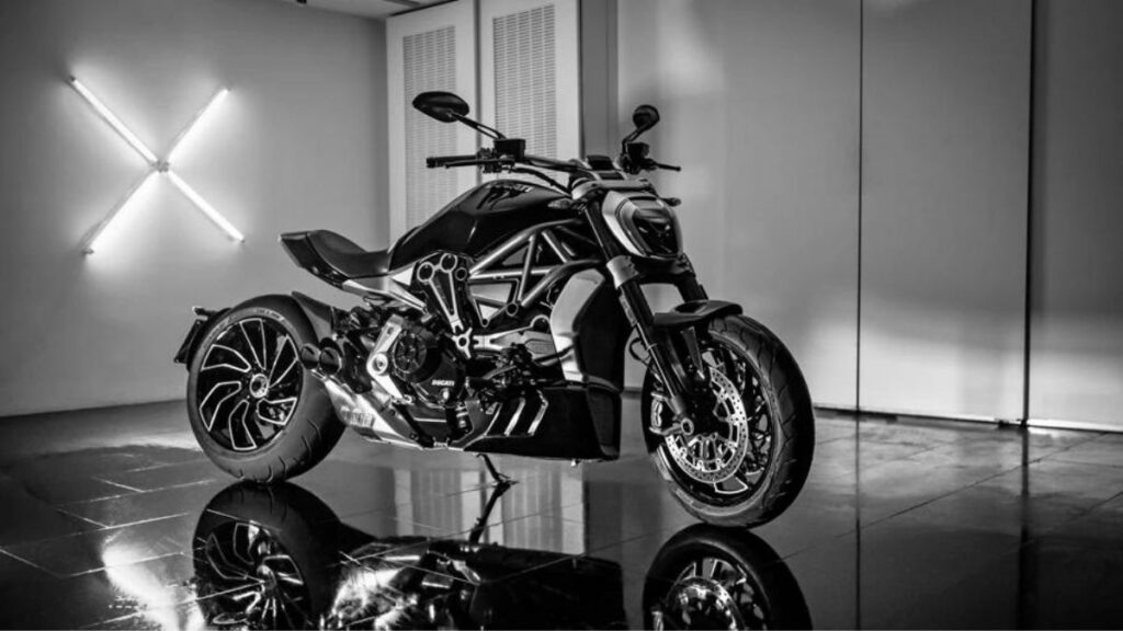 XDiavel 2023 preto e branco.