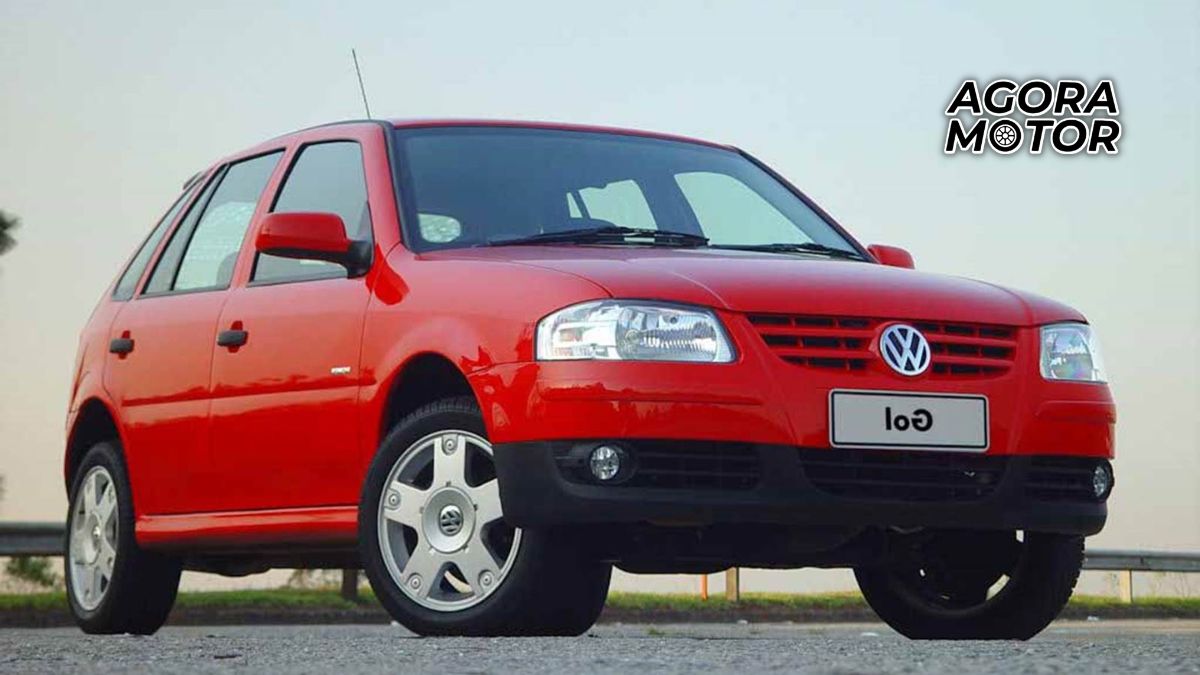 Foto frontal de um VW Gol vermleho