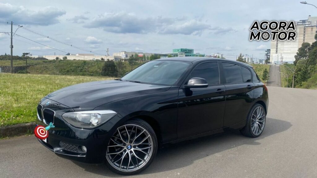 Foto lateral de uma BMW 116i 