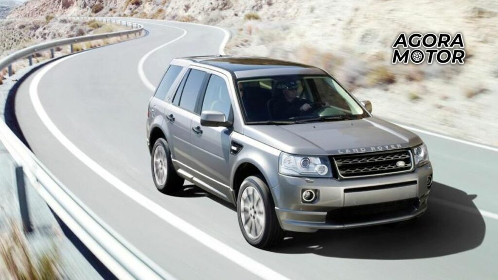 Foto de uma Land Rover Freelander usada andando em uma estrada 