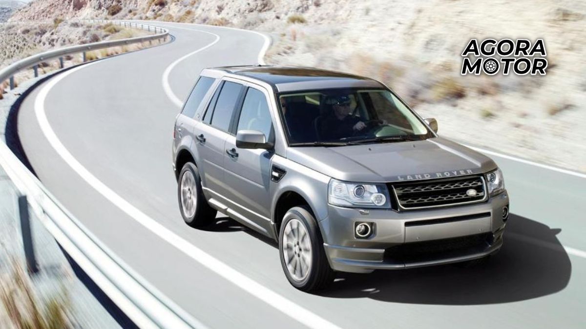 Foto de uma Land Rover Freelander usada andando em uma estrada