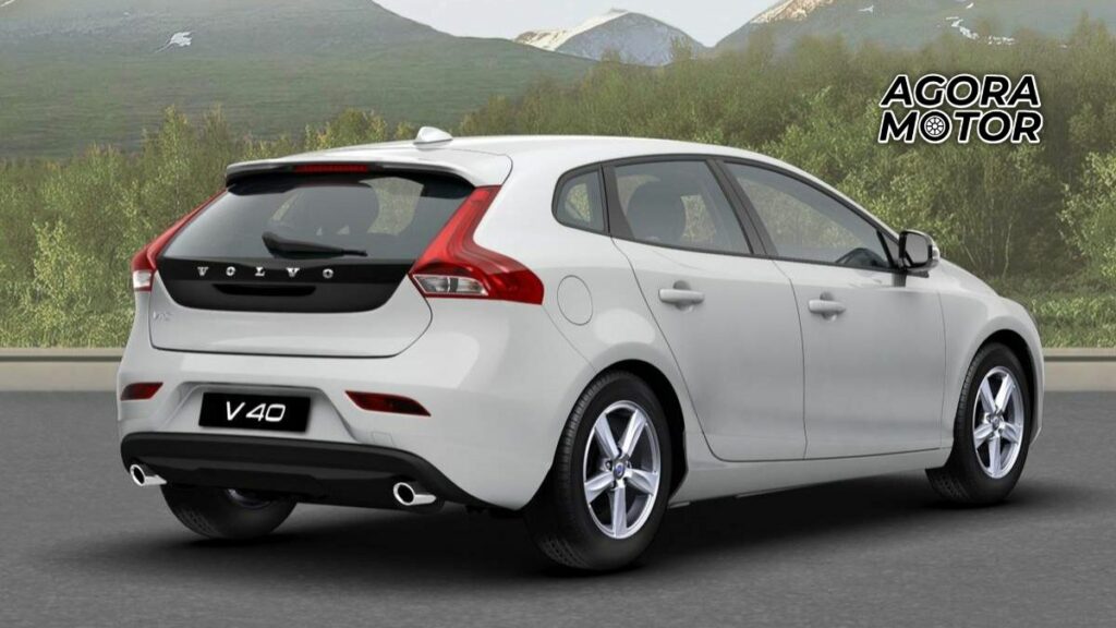 Foto traseira de um Volvo V40 branco, carros até 80 mil reais usados em 2022