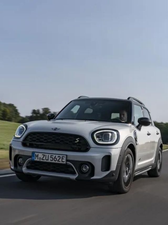 Foto de um carro híbrido andando na estrada