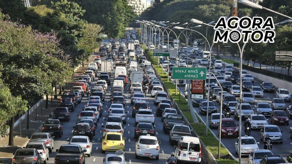 Foto de vários carros na estrada mercado de carros