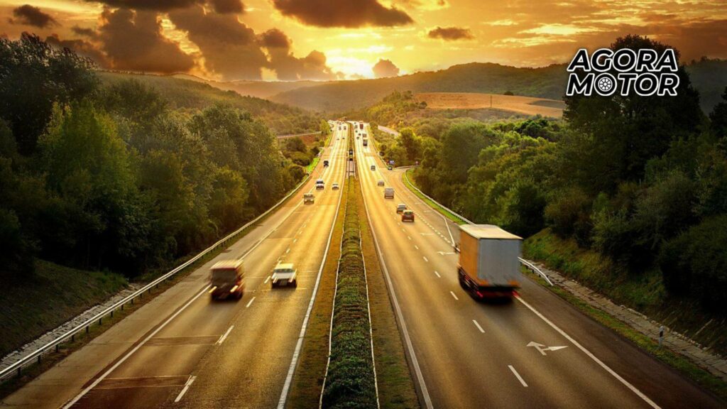 Foto de vários carros em uma rodovia de estrada dupla, valor dos carros em 2023