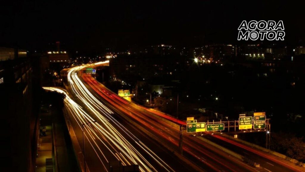 Foto de carros andando em uma estrada