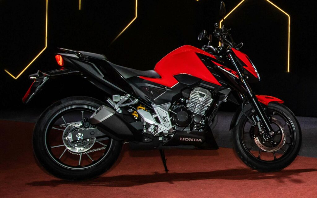 Foto lateral de uma CB 300F Twister 2023