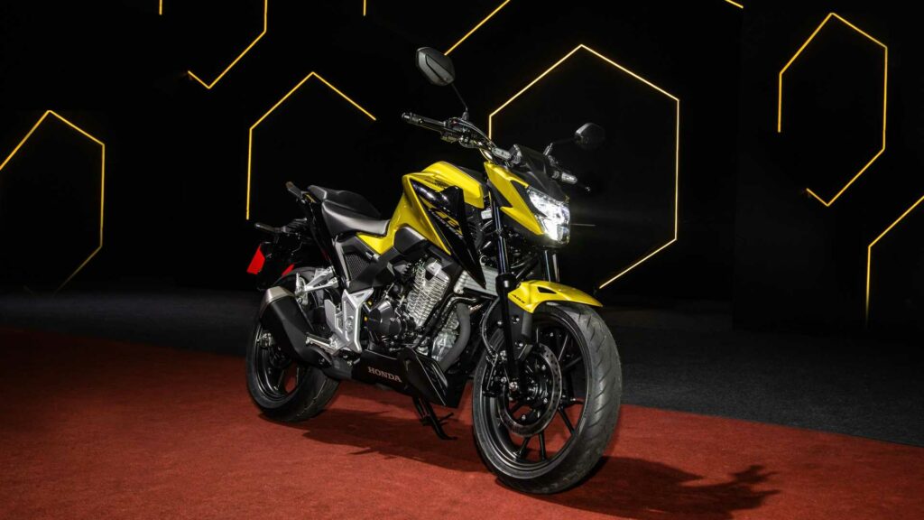 Foto frontal de uma CB 300F amarela