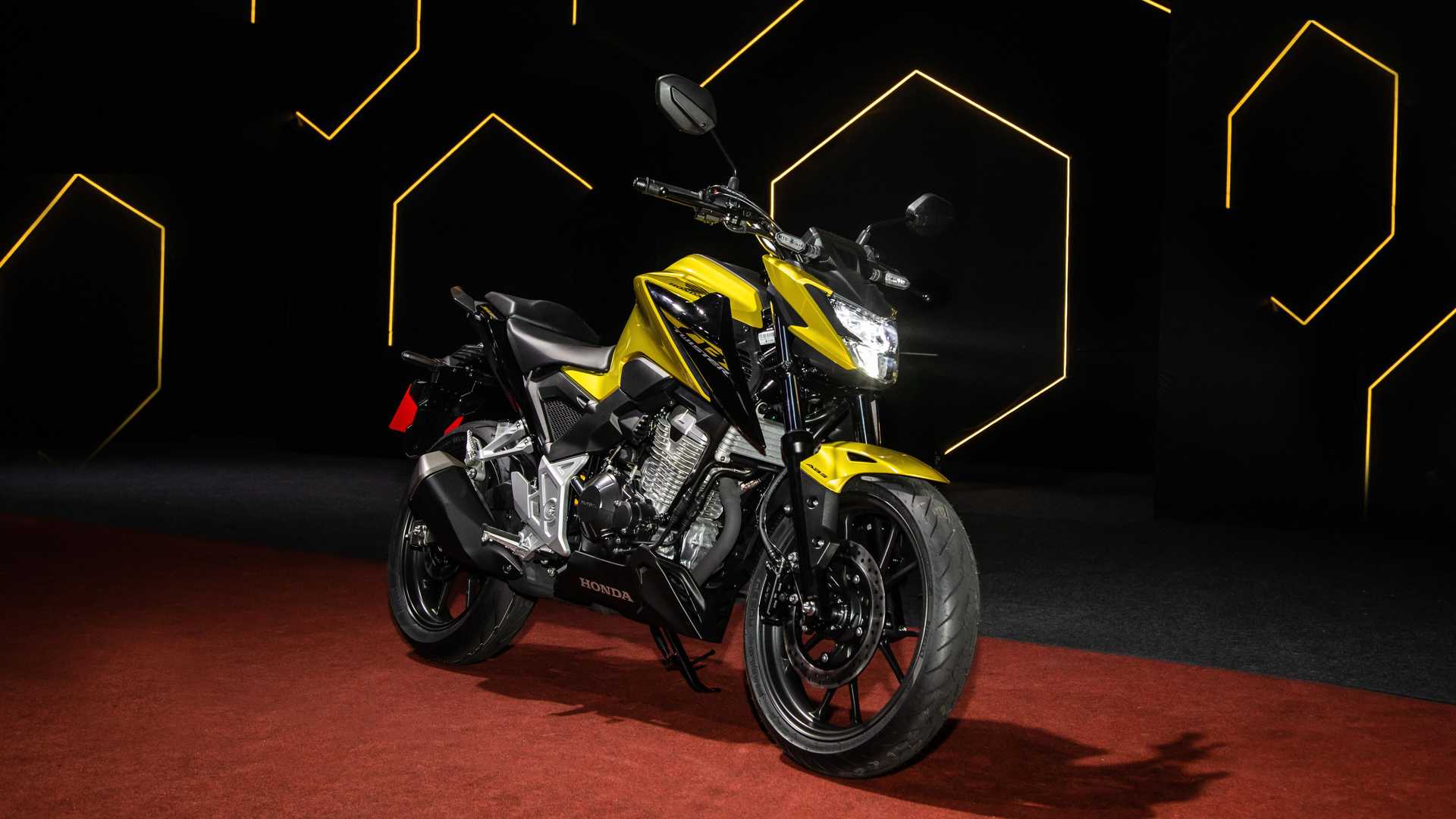 Foto frontal de uma CB 300F amarela