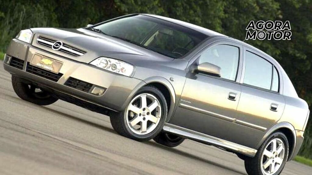 Foto frontal de um Chevrolet Astra 2005