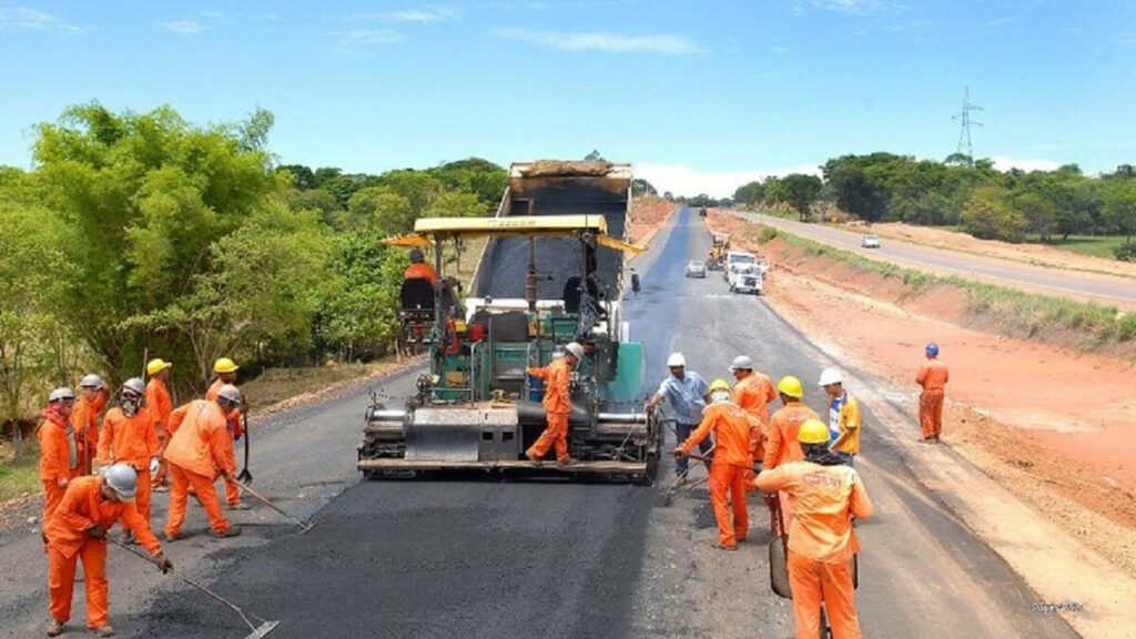 Manutenção e ampliação de uma estrada.