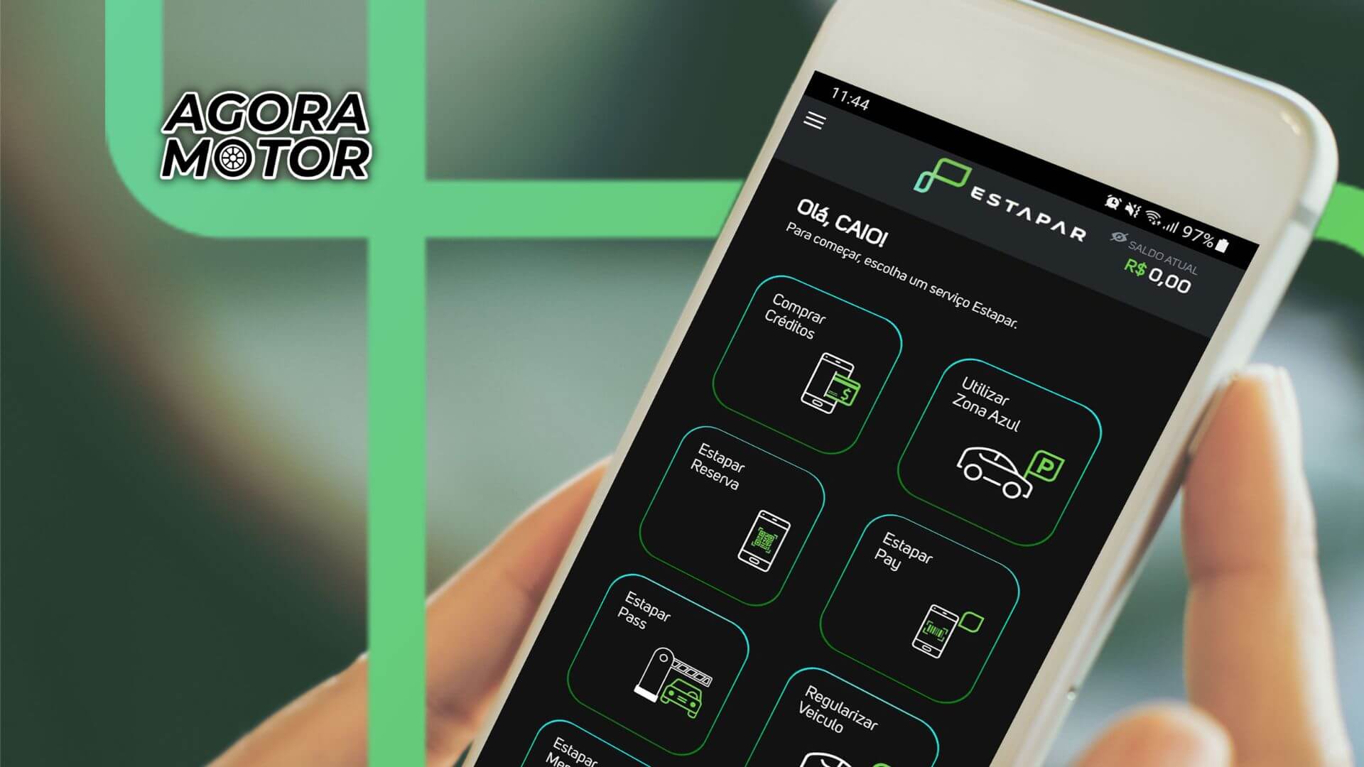 Foto de uma pessoa com o celular no app Estapar para Zona Azul Em SP