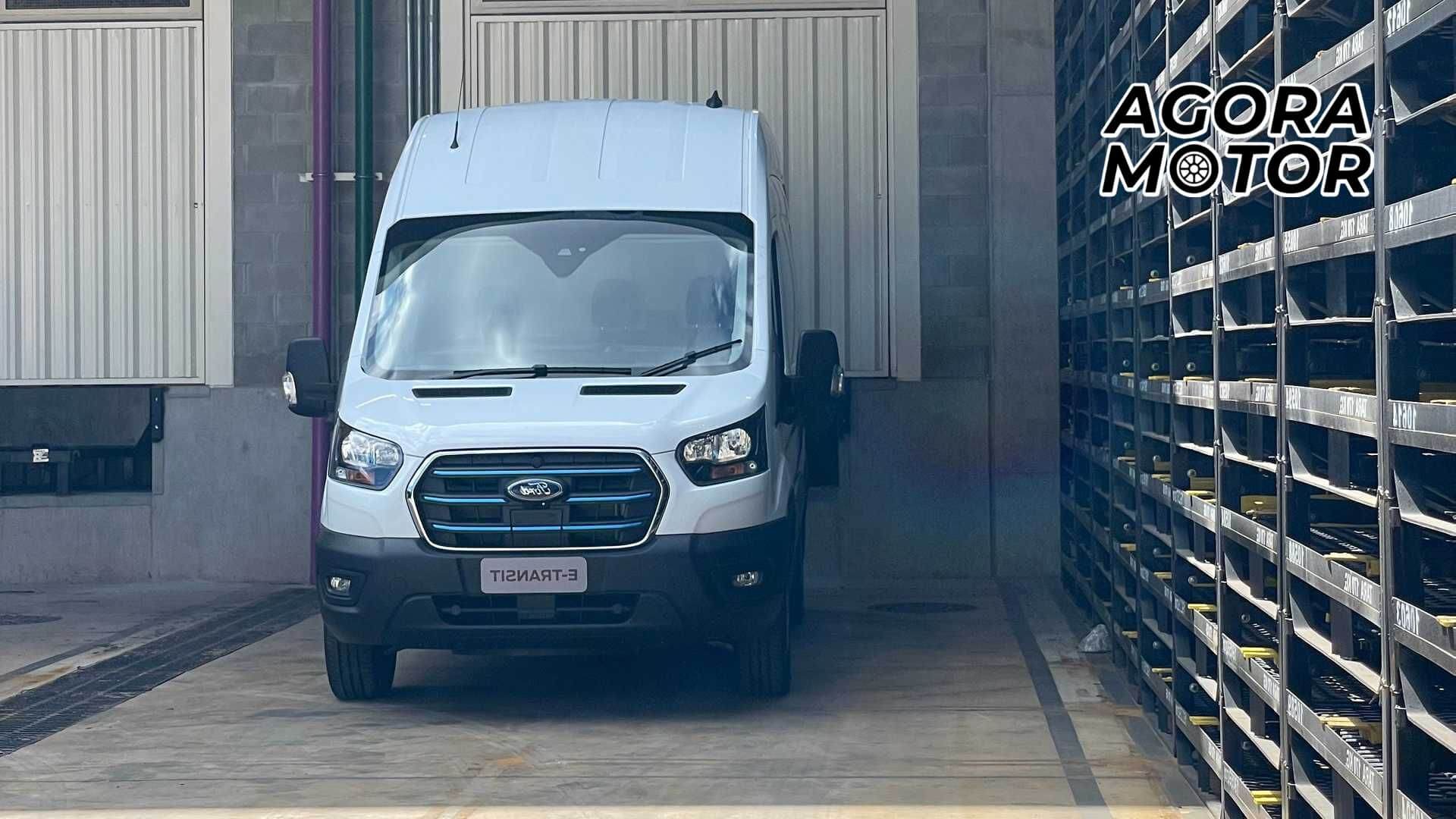 Ford E-Transit 2023 de frente