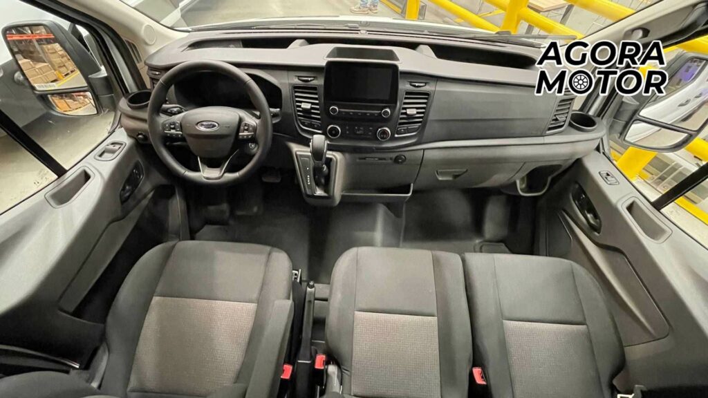 Foto do interior da E-Transit 2023