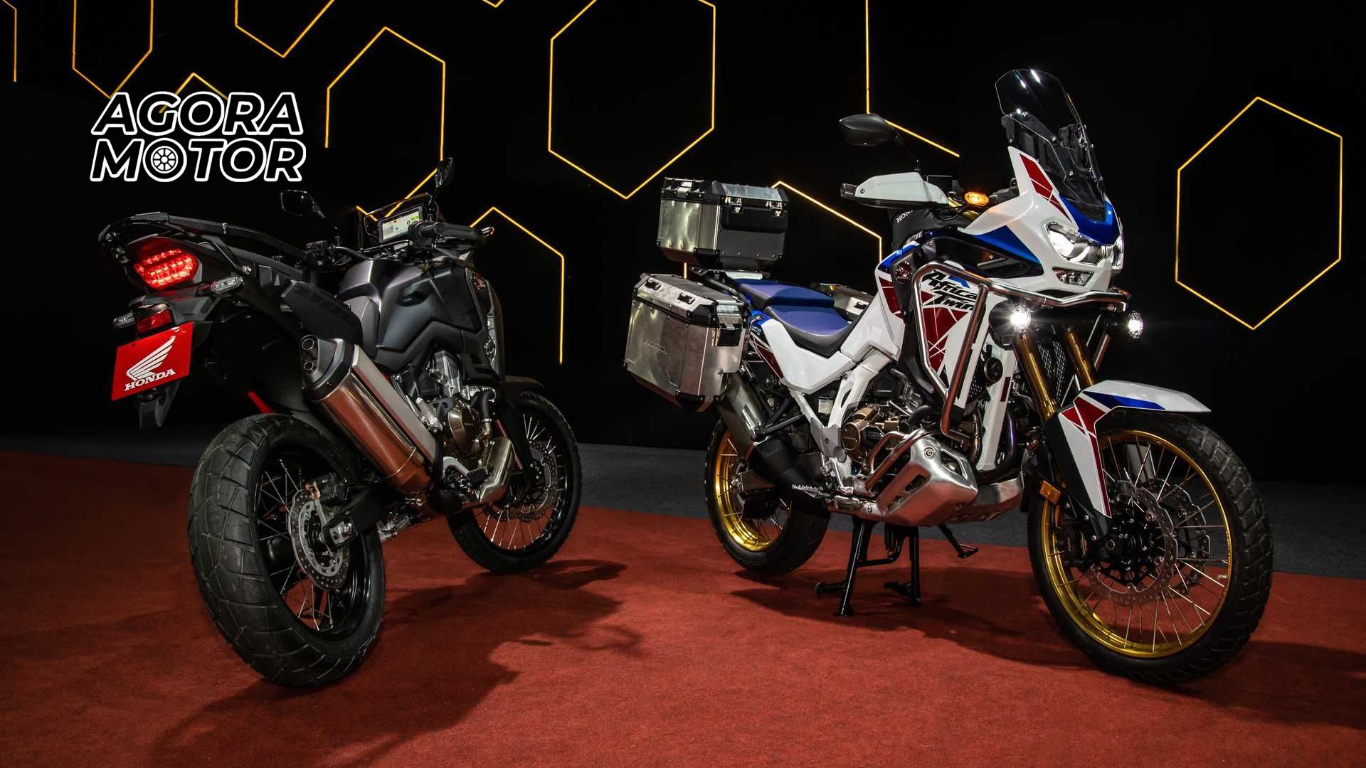 Foto lateral de duas Honda Africa Twin 2023