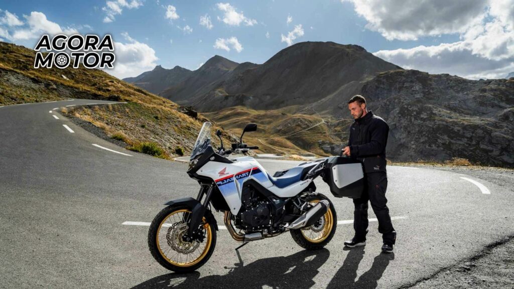 Foto de uma pesoa ao lado de uma Honda Transalp 2023