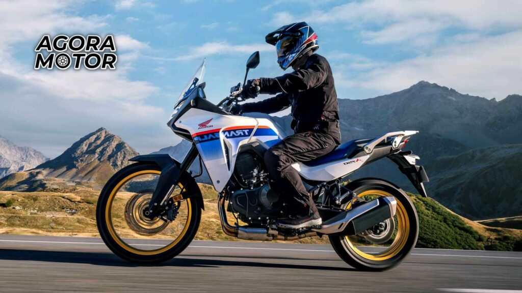 Foto de uma Honda Transalp 750 2023 andando em uma estrada