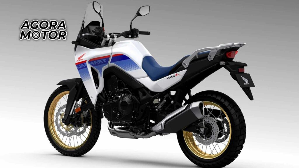 Foto de uma Honda Transalp 750 2023 de lado em um estúdio