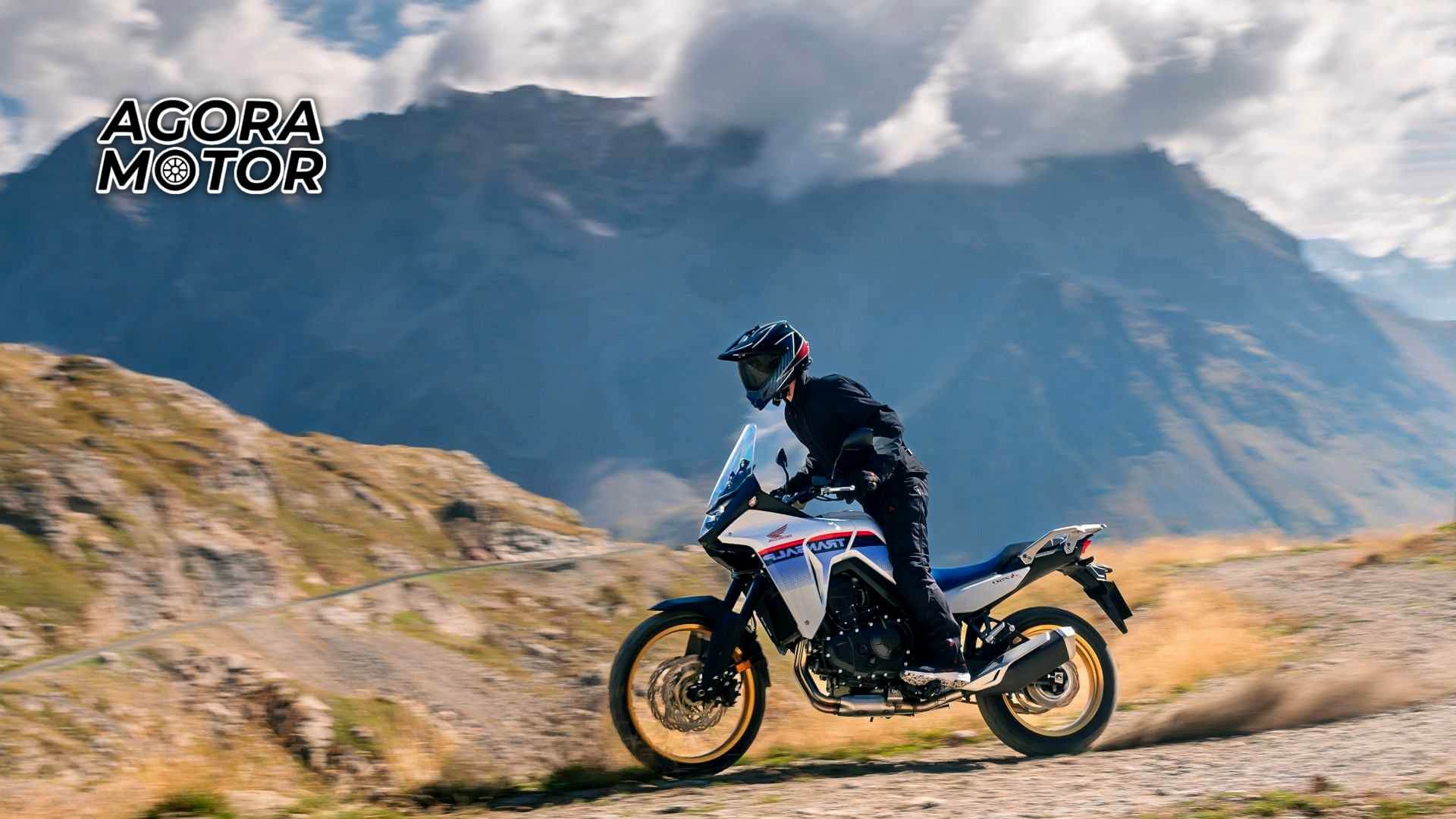 Foto lateral de uma pessoa andando com uma Honda Transalp 750 2023