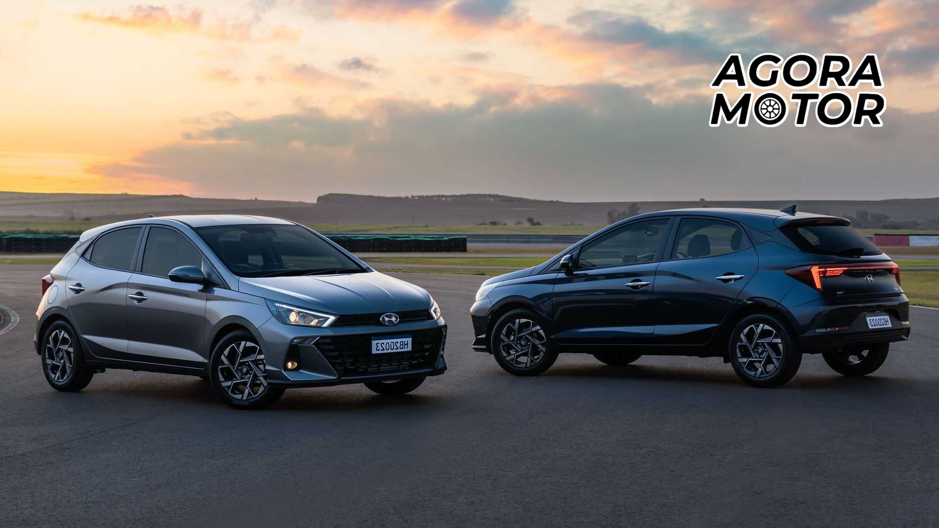 Foto de dois Hyundai HB20 2023