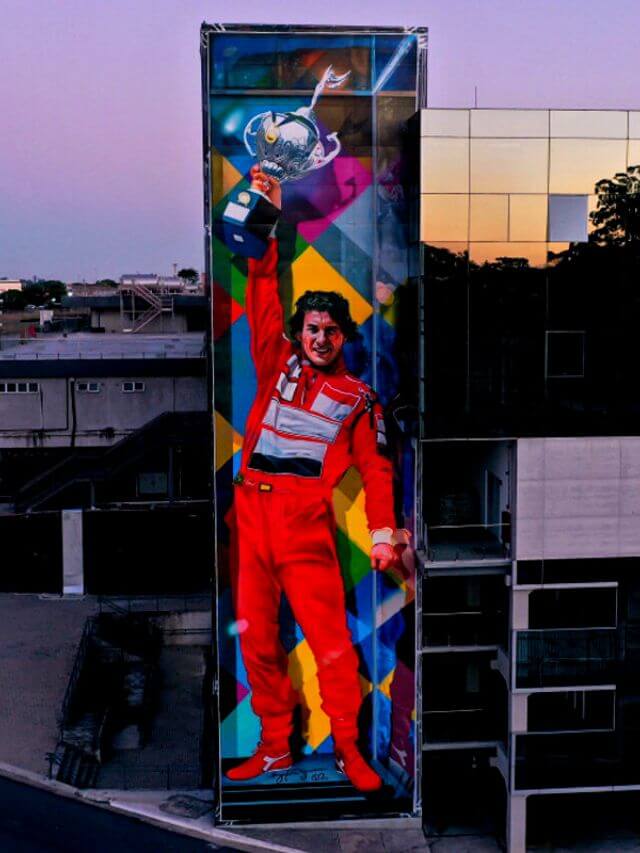 Foto do painel com o Ayrton Senna em Interlagos