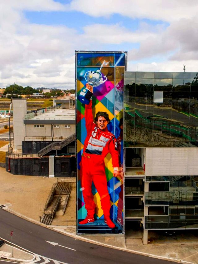 Foto do Ayrton Senna em Interlagos, estampado em um painel.