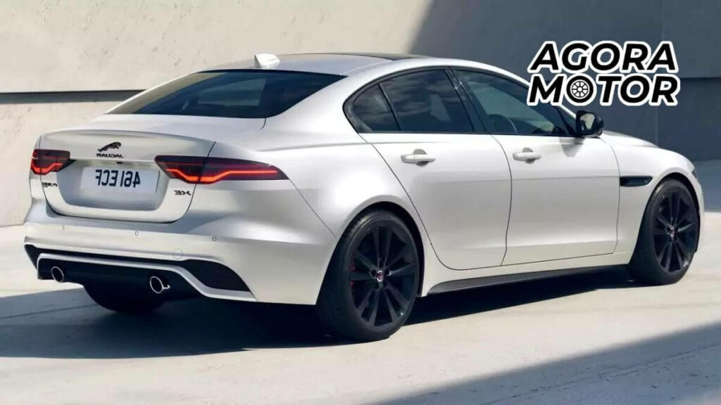 Foto da traseira e da lateral do Jaguar XE 2023