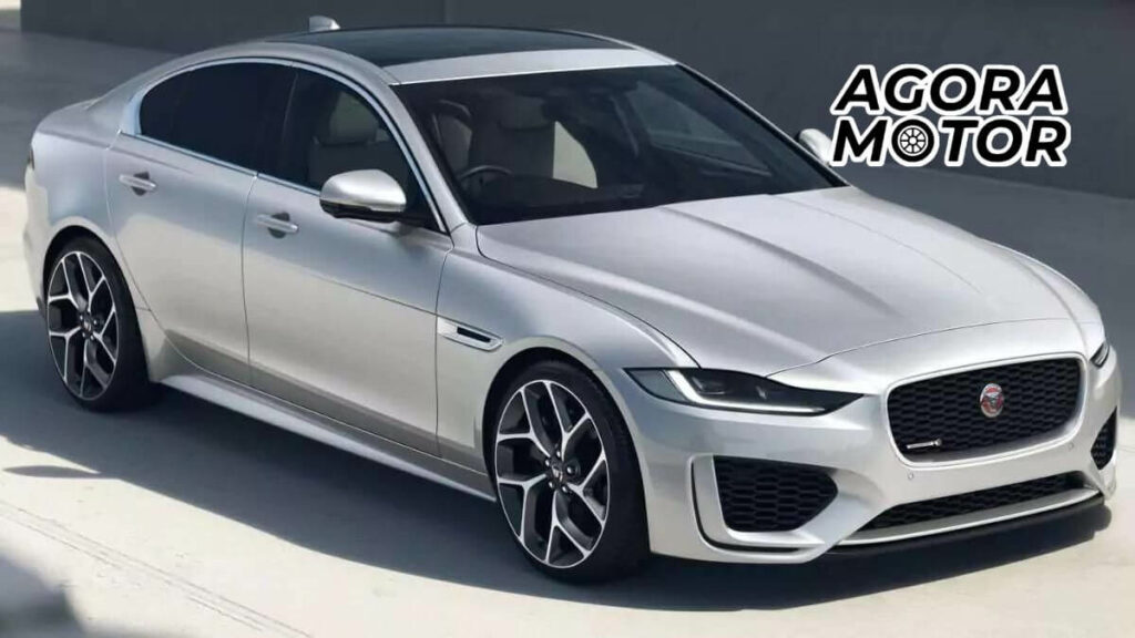 Foto de um Jaguar XE 2023 prata
