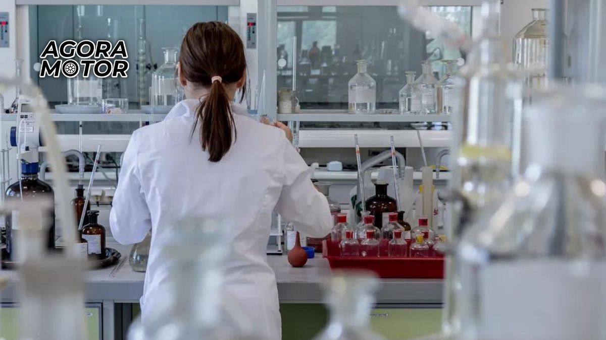 Foto de uma pessoa em um laboratório