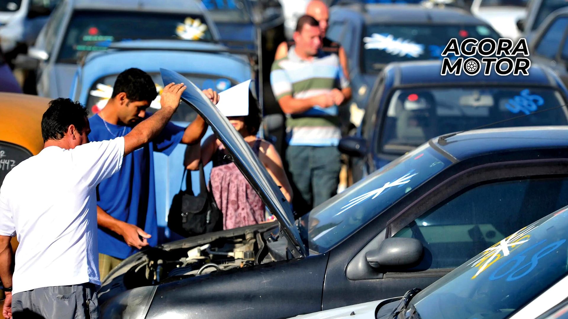Foto de pessoas olhando um carro Detran/RS