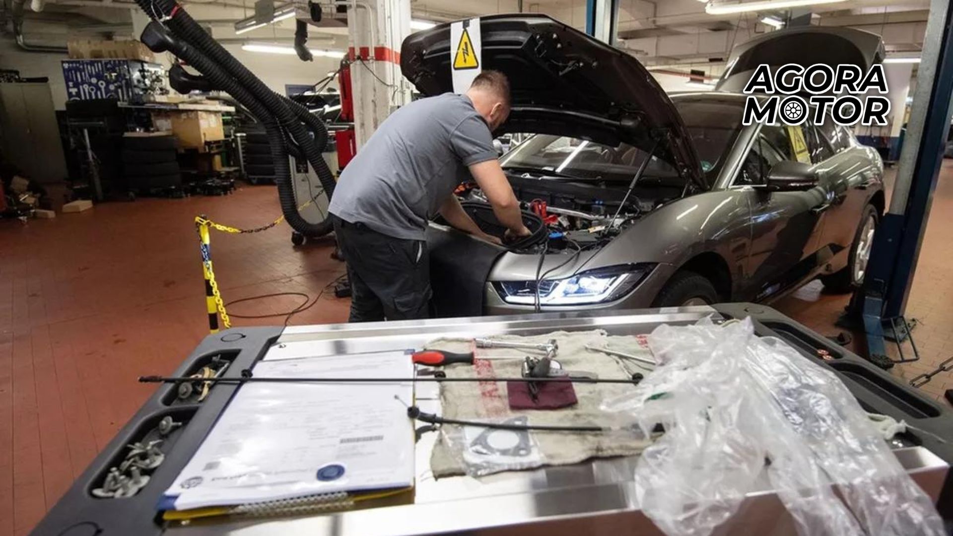 Foto de uma pessoa fazendo a manutenção de carro elétrico