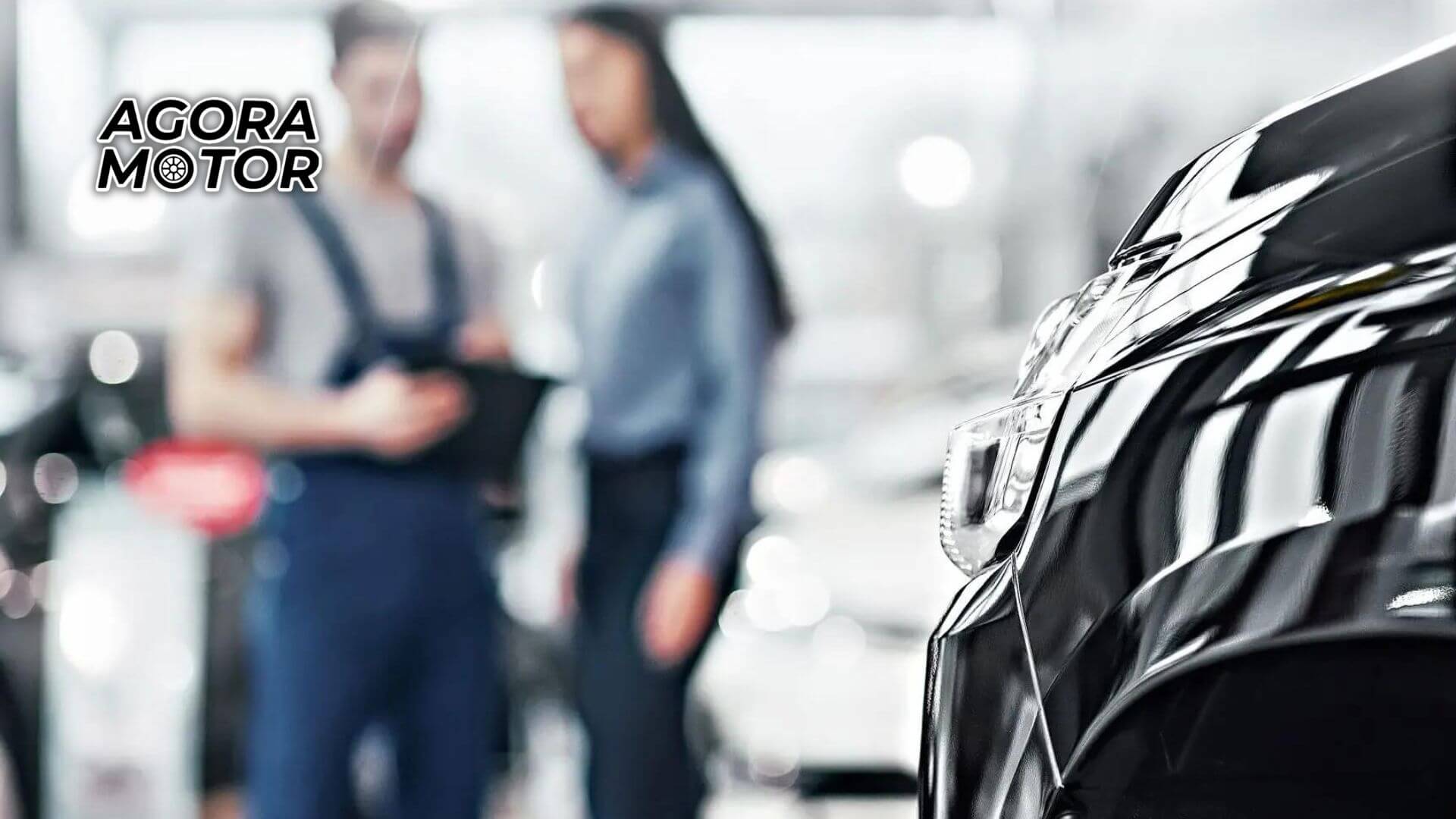 Foto de duas pessoas falando sobre os motivos para não comprar um carro no Brasil, em frente a um carro