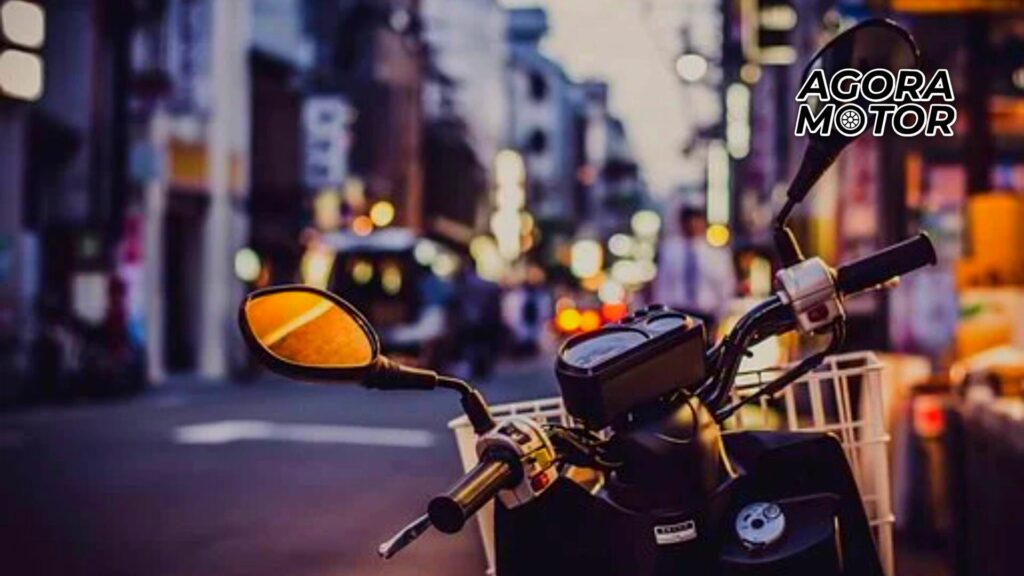 Foto de uma moto mais o reflexo do Sol